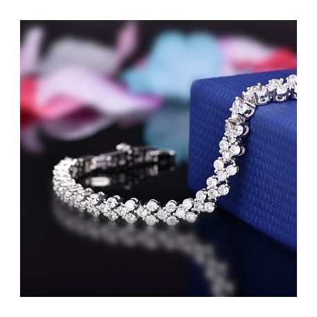 Round Cut Heart Bracelet in White Gold