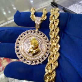 Cuban Disc Prayer Hand Pendant in Gold