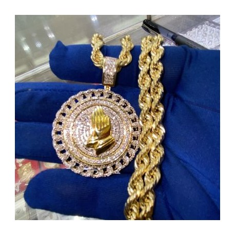 Cuban Disc Prayer Hand Pendant in Gold